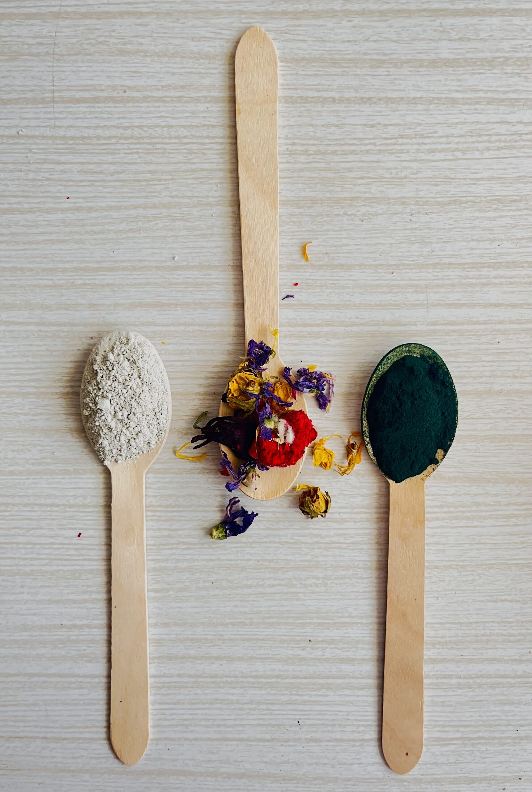 Herbes en bol et flacon compte-gouttes